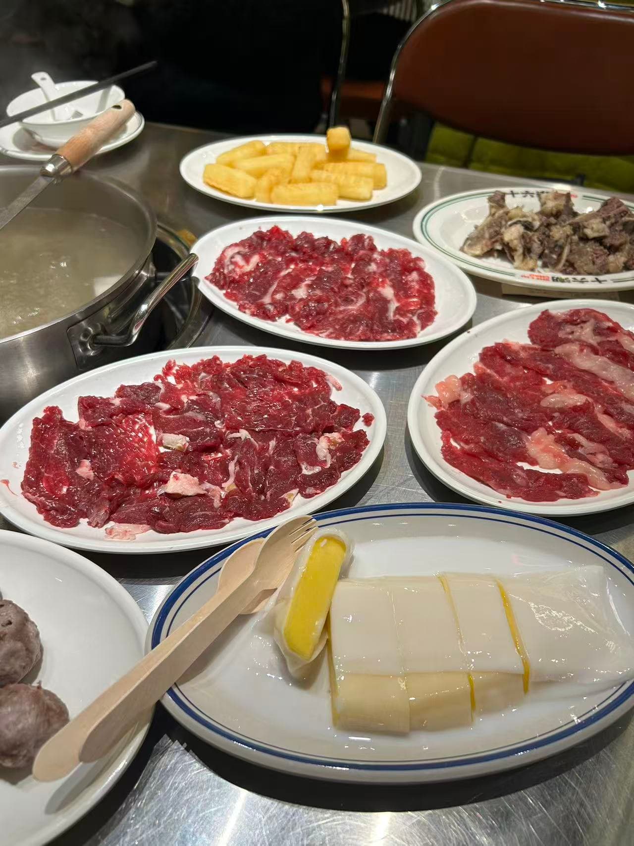 共享菜园是网络热词,指通过认领或租赁形式共同使用的小规模种植区域,主要用于集约利用城市闲置土地资源。其运作模式包含自种自收、半托管及全托管服务,地块面积多在