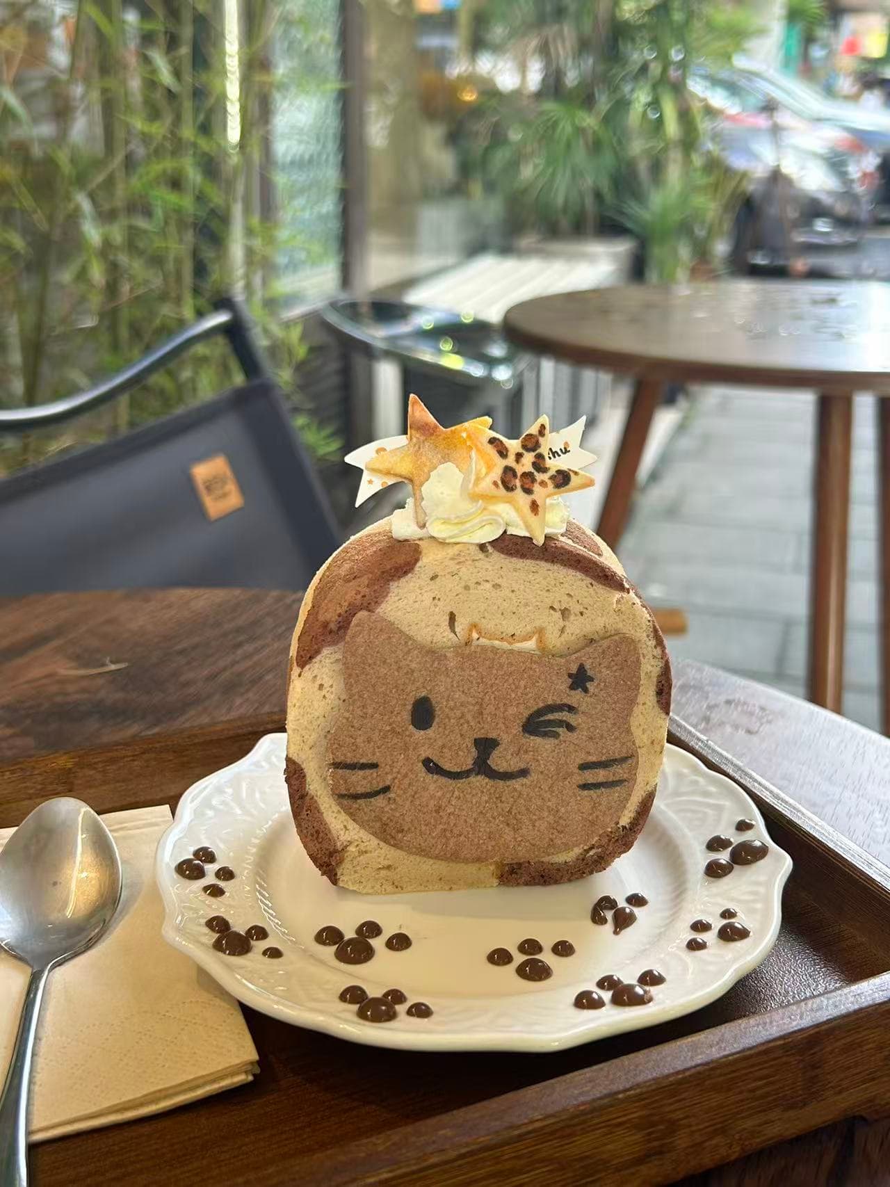 年最大跌幅!2025年国际油价下跌18%!先给大家梳理下2025年油价的整体走势背景。从同花顺金融数据库的原油主连行情数据能看到,2025年全年,国际油价几乎没出现过持续上涨行情,哪怕是地缘冲突最